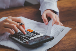 economizar nas contas: confira 6 dicas para poupar dinheiro nos boletos mensais